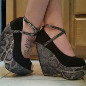Black snakeskin wedges